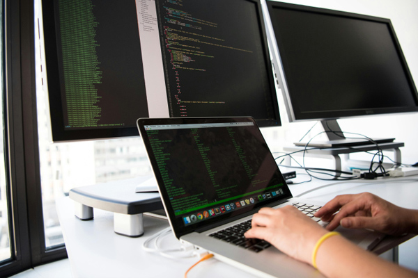 鄭州弘亞機械制造取得機械配件毛刺去除機專利，面對不同高度機械配件能適宜去毛刺作業(yè):機械配件