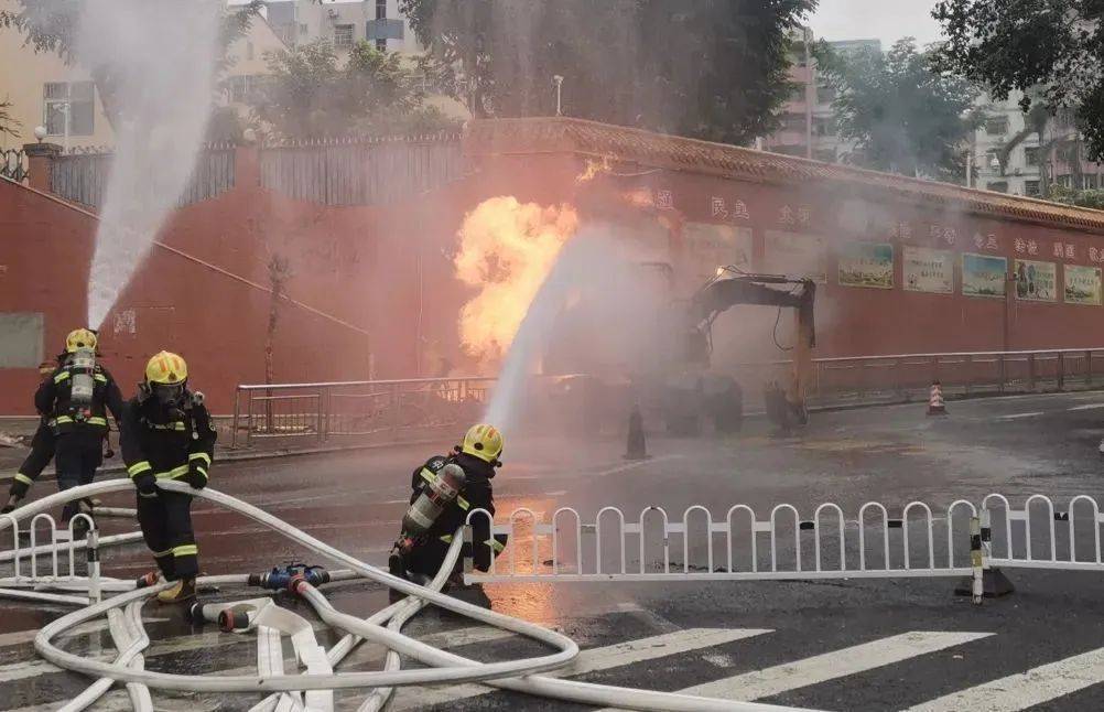 一學校圍墻外突然起火<strong></p>
<p>管道泄漏濾</strong>，竟是燃氣管道泄漏惹的禍！:管道泄漏濾