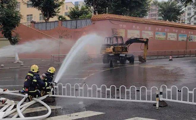 一學校圍墻外突然起火<strong></p>
<p>管道泄漏濾</strong>，竟是燃氣管道泄漏惹的禍！:管道泄漏濾